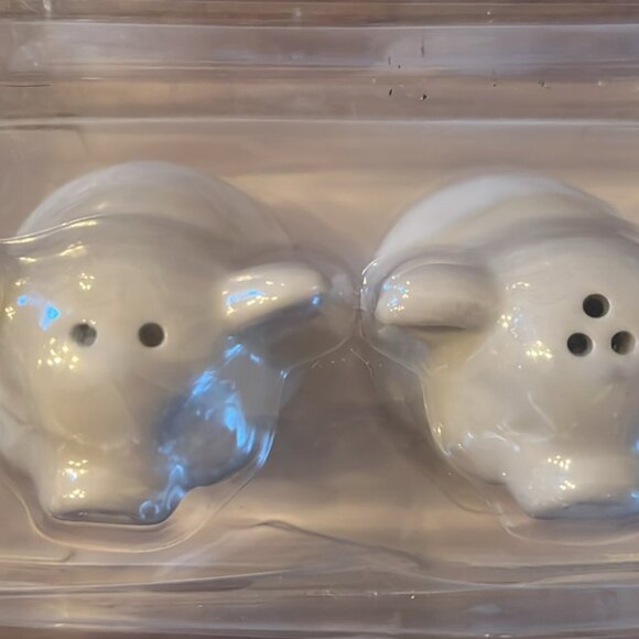 Red Shed Pig Salt and Pepper Shaker Set - Picture 4 of 7